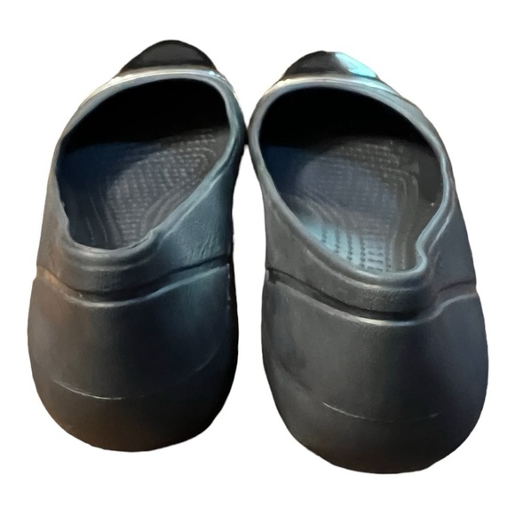 Crocs Black/Gray Cap Toe With Silver Band Ballet Flats in a Woman’s Size 10 - Picture 6 of 11